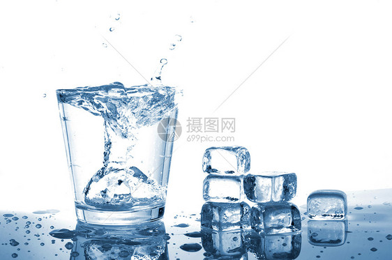 玻璃杯中的水立方体饮料福利杯子苏打生活瓶子矿物飞溅食物图片