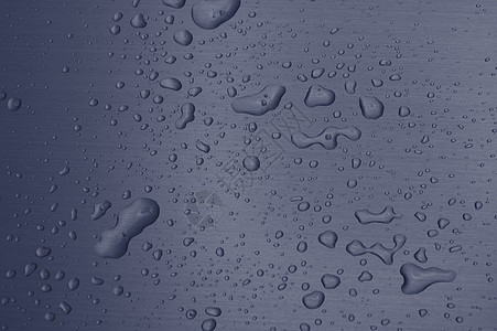 金属表面的水滴下雨汽车火花蓝色雨水玻璃宏观气泡飞沫飞溅图片