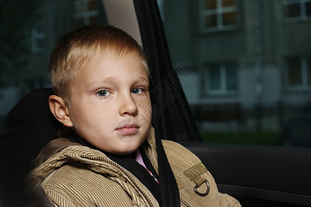 男孩在汽车中男生牛仔裤交通噪音婴儿孩子图片