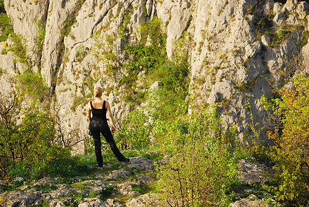 在悬崖上的女孩边缘首脑胜利世界远足运动喜悦旅行岩石挑战图片