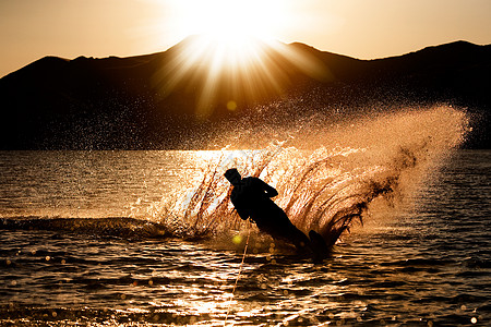 日落沃特斯基滑雪唤醒活力闲暇行动活动回旋假期男性滑水图片