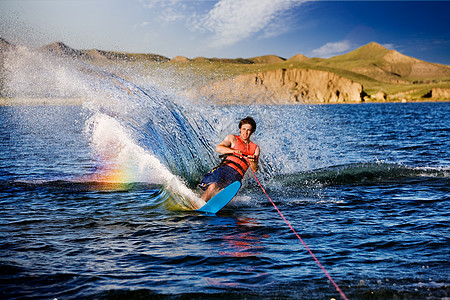 滑水闲暇活动行动假期男人运动活力滑雪回旋滑水板图片