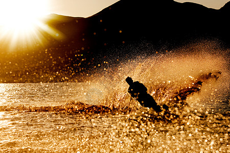 日落沃特斯基男性乐趣运动滑水板滑雪闲暇唤醒滑雪者激流男人图片