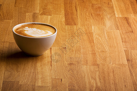 卡布奇诺牛奶叶子蒸汽杯子咖啡馆艺术咖啡泡沫木头咖啡店图片
