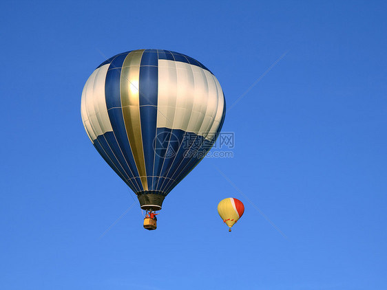 蓝色天空中两个热气球图片