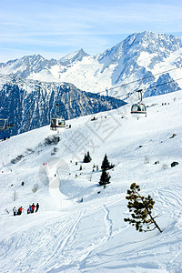 滑雪度假村山谷升降机季节运输蓝色高山电视柜运动天线假期缆车图片