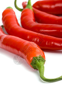 5个红辣椒活力绿色食物水果香料辣椒白色红色宏观蔬菜图片