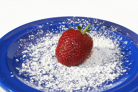 蓝盘上的单一草莓饮食营养糖霜浆果宏观维生素水果种子生物烹饪图片