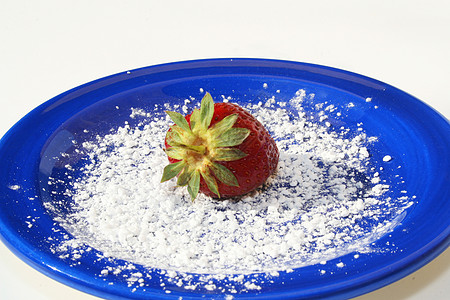 蓝盘上的单一草莓甜点美食盘子水果食物蓝色收成种子烹饪糖霜图片