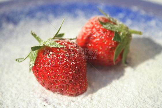 蓝盘上的草莓营养盘子糖霜种子饮食水果维生素食物浆果美食图片