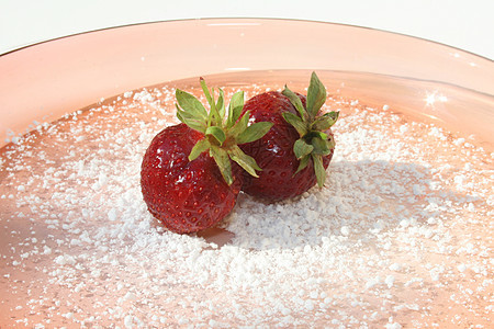 两根草莓在盘子上食物美食浆果宏观甜点维生素营养花园烹饪种子图片