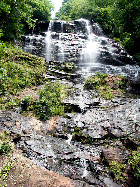 Amicaola瀑布山丘树木岩石甲板旅游游客远足公园山脉水域照片图片