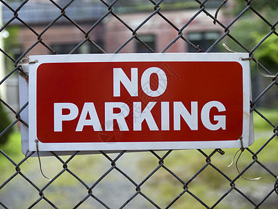 禁止停车栅栏红色街道金属城市公园法律交通指示牌危险背景图片