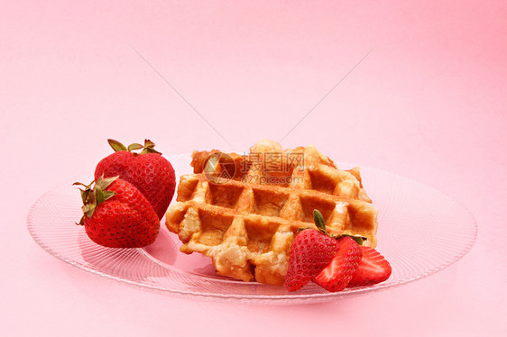 松饼和草莓糕点白色甜点食物水果粉色小吃盘子营养味道图片