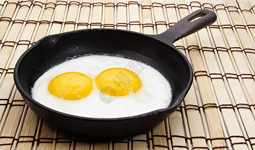 鸡蛋在铸铁锅上晴天烹饪早餐阳光黄色食物平底锅图片
