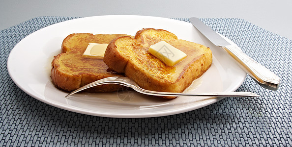 法式吐司加黄油营养食物桌布糖浆白色早餐盘子面包灰色图片
