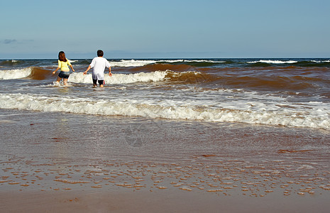 海滩上的男孩和女孩海岸线海岸海浪游泳男生风景支撑青少年海洋孩子们图片