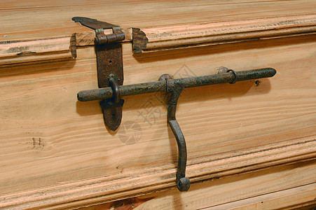 老旧锁定金属挂锁木材历史性古董钥匙宝藏胸部安全乡村背景图片