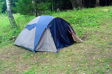 森林中的帐篷活动旅行闲暇荒野远足运动森林营地山脉树木图片