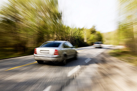 超速车事故碰撞速度汽车森林赛道危险运动驾驶车辆图片