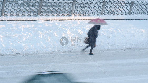 雪中女孩白色季节性天气街道女士运动图片