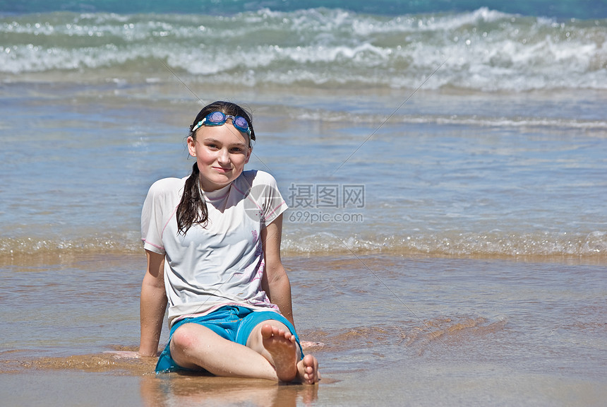 海滩上的少女女孩海洋青少年图片