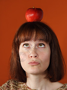 有苹果的女人乐趣水果赤褐色饮食平衡营养眼睛食物女士情感图片