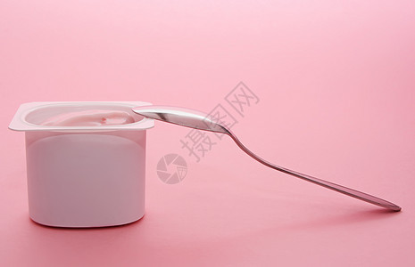 塑料容器中的酸奶杯子食物营养甜点小吃粉色奶制品勺子白色饮食图片