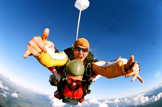 有两个天体的纵向动向正在运行中女士男性跳跃女性降落伞幸福肾上腺素夫妻天空行动图片