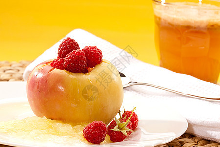 苹果和草莓黄色食物红色水果浆果甜点图片