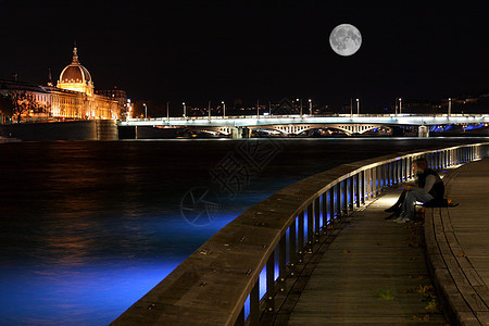 夜里里里昂 在龙河银行青少年恋人大街聚光灯场景紫色月亮街道魔法盛宴图片