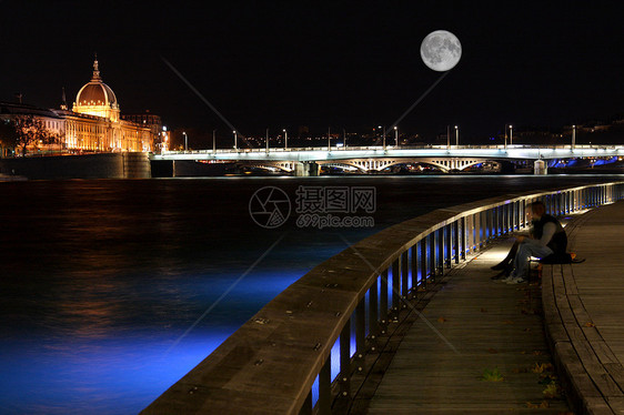 夜里里里昂 在龙河银行青少年恋人大街聚光灯场景紫色月亮街道魔法盛宴图片