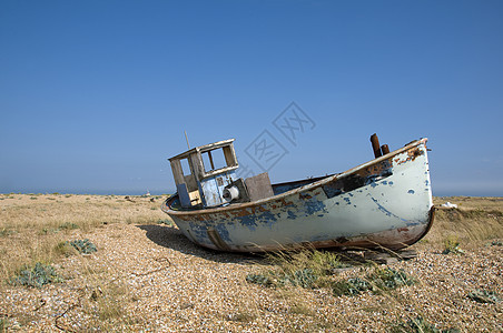 旧船鹅卵石破坏血管航海海岸蓝色天空衰变钓鱼海滩图片