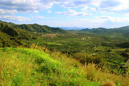 山区谷地场地地平线太阳旅游爬坡草地自由土地森林顶峰图片