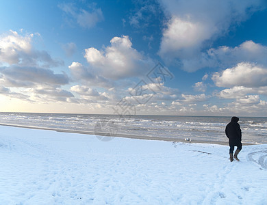 人在雪沙滩上行走图片