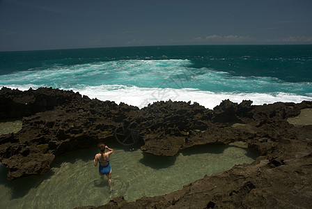 和波多黎各的热带海浪里科海岸线游客洞穴制作人冲浪假期蓝色图片