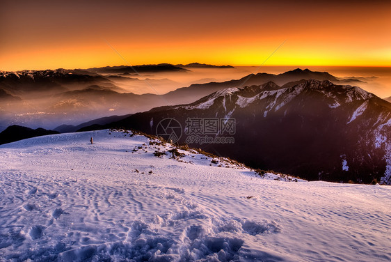 彩色山峰天空环境风景蓝色山坡旅行太阳爬坡戏剧性日落图片