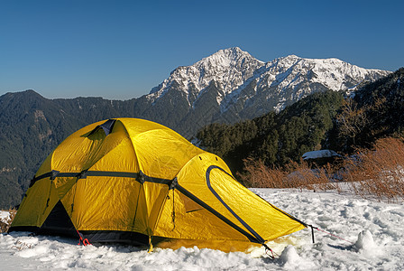 下雪时的帐篷建筑风景生活环境营地爬坡闲暇庇护所森林假期图片