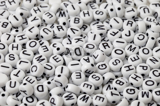 字母背景圆形黑色宏观塑料白色珠子图片