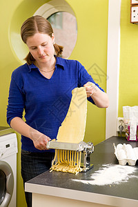 女性生产Fettuccine美食公寓爱好机器滚筒丝带女孩面条厨房晚餐图片
