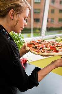 带新鲜披萨的年轻女青年女士食物房子爱好诱惑蔬菜展示女性女孩烹饪图片