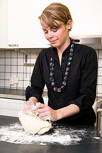 做面包面粉面团乐趣女孩晚餐主妇女性家庭工作厨房图片