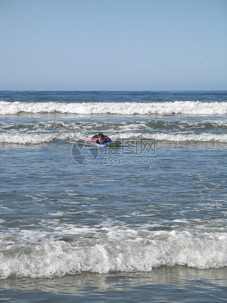 在海洋的板上冲浪者行动海浪蓝色冲浪板男人潜水男性运动天空男生图片