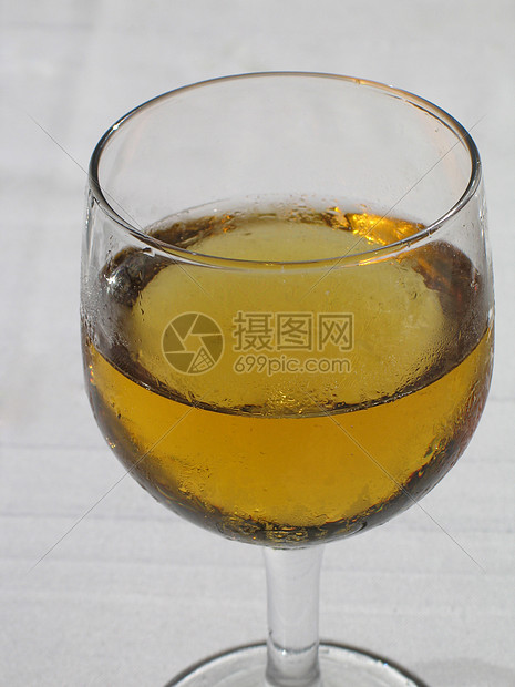 新鲜红杯啤酒杯图片