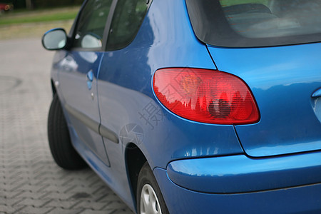 车尾挡风玻璃金属底盘蓝色背景窗户图片