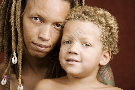 非裔美国人母亲和双种族儿子图片