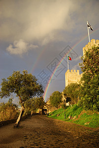 卡斯特洛圣豪尔赫上的彩虹地标小路纪念碑旗帜城堡树木图片