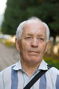 老年男子男人衬衫男性灰色智慧寂寞成人退休白色悲伤背景图片