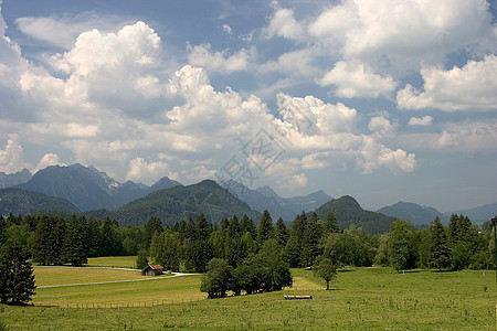 双 Weide蓝色大山远足牧场山脉绿色天空森林地景图片