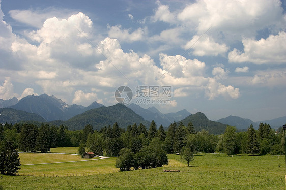 双 Weide蓝色大山远足牧场山脉绿色天空森林地景图片